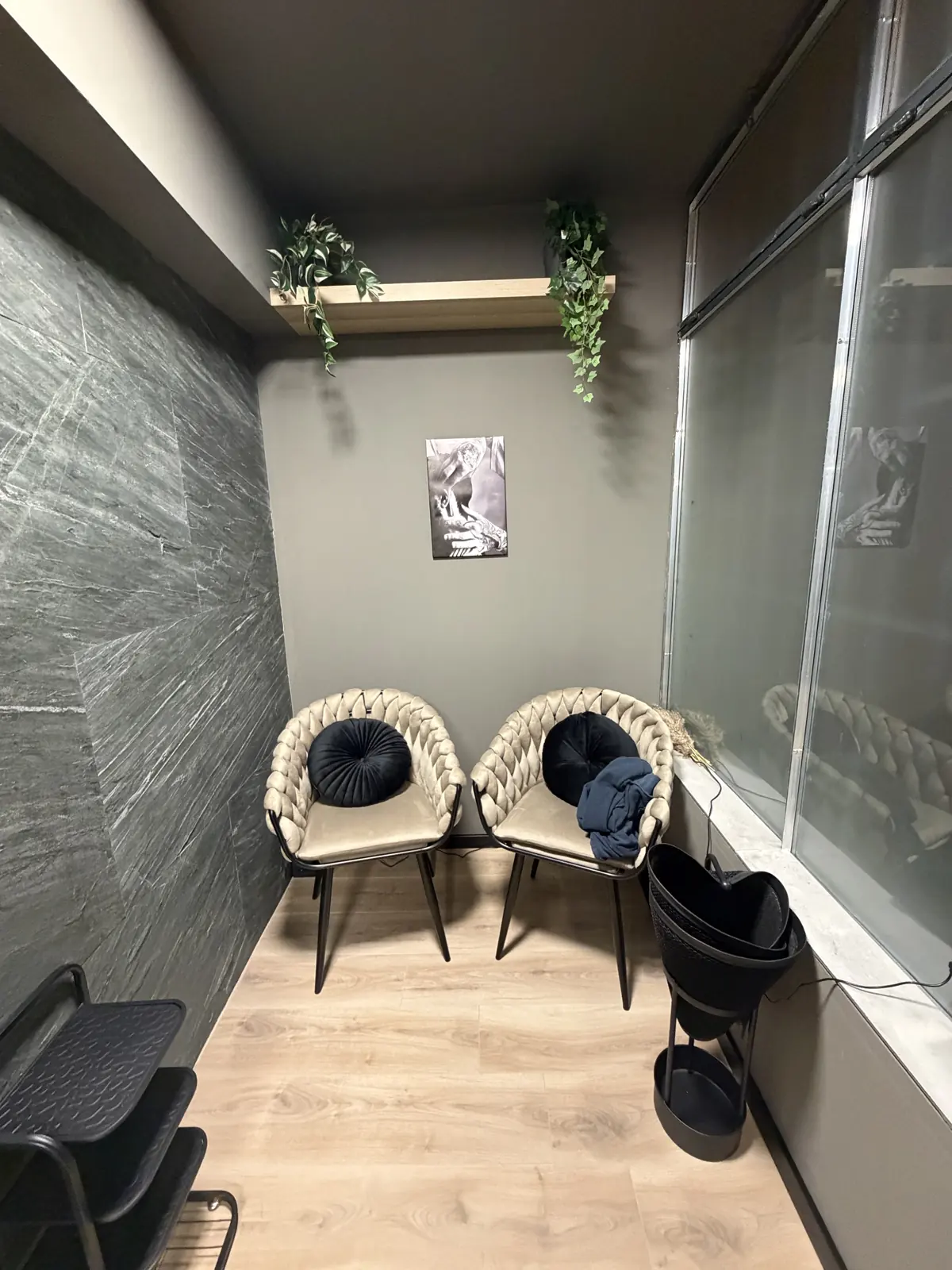 Váróhely krémszínű fonott székekkel a Beautyflow for Men szalonban