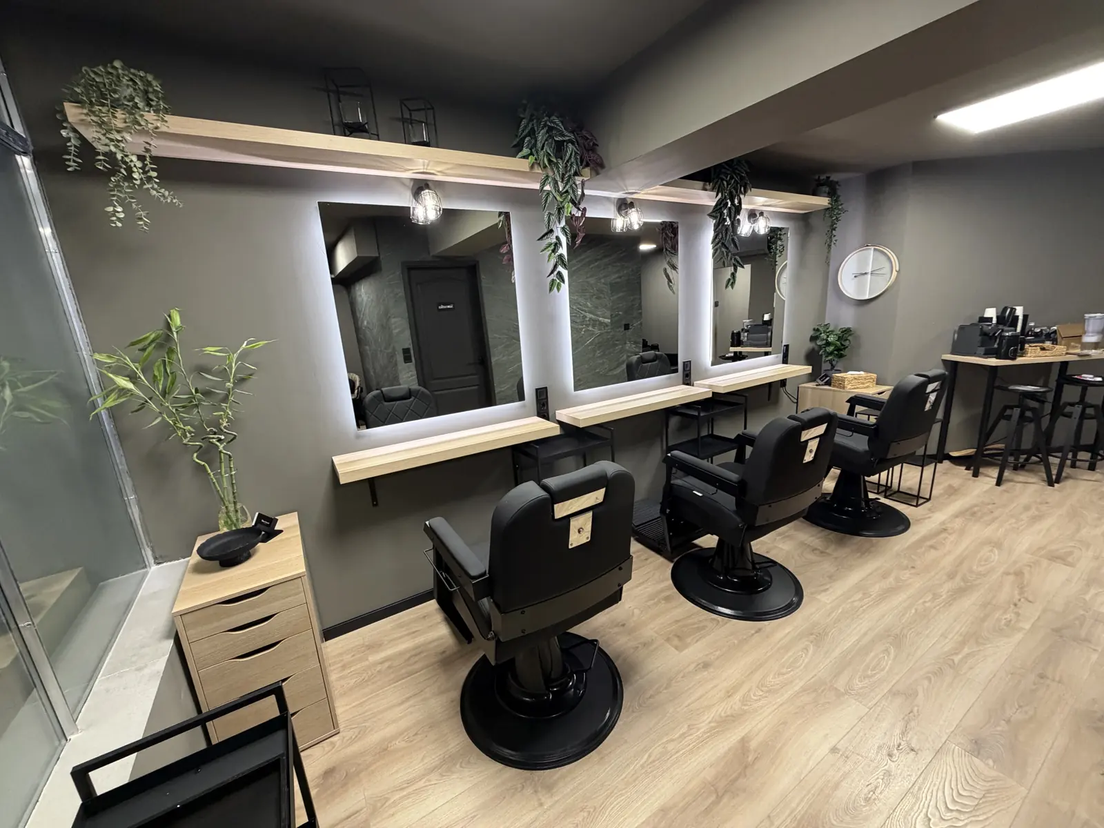 Barber székek és LED-es megvilágítású tükrök a Beautyflow for Men szalonban, Budapest XIII. kerület