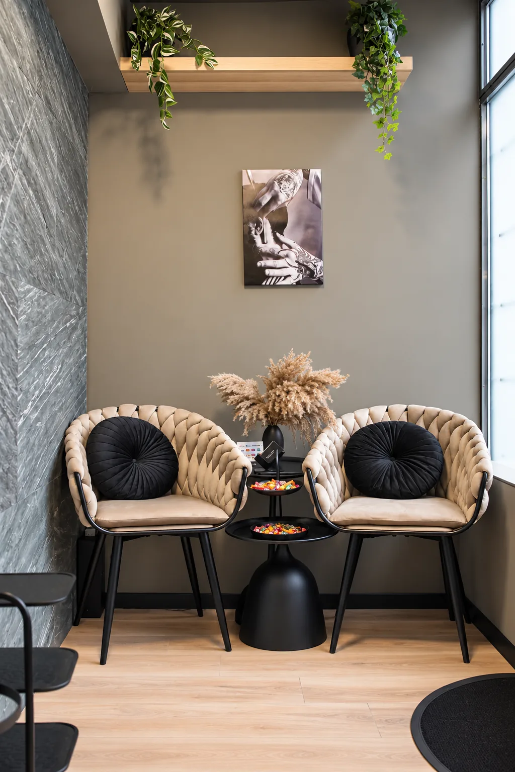 Váróhely fonott székekkel a Beautyflow for Men szalonban