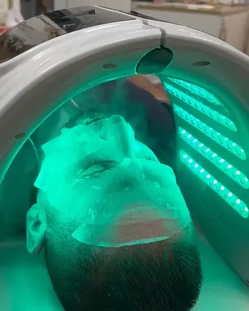 Zöld LED-fényterápiás kezelés férfi arcbőrre a Beautyflow for Men szalonban